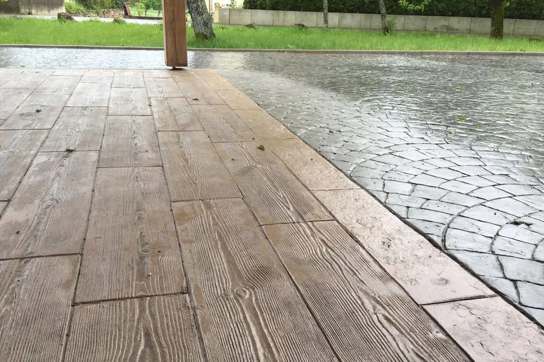 Cemento estampado con apariencia de madera en el patio posterior de una vivienda en Toledo.